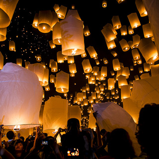 言葉にならない美しさ。タイ・チェンマイの「イーペン祭」を覗いてみませんか…♪