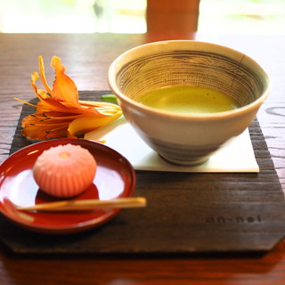 静謐な時間の流れる場所へ。東京・神奈川の「お寺&神社カフェ」巡り