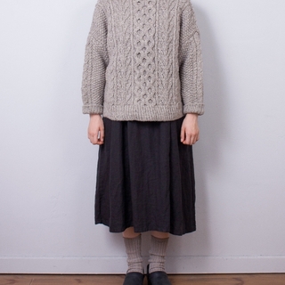 「ハイゲージ」と「ローゲージ」どっちが似合う？冬の定番ニットの今年らしい着こなし術 