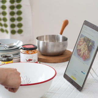 お皿も本もiPadも。ギブソンホルダーズの「ディスプレイスタンド」でお洒落なインテリアに