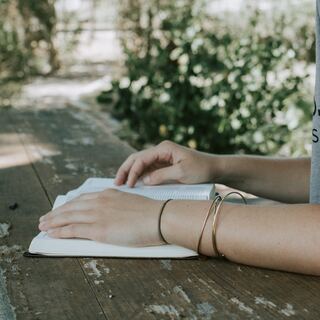 何かと忙しい大人の女性に贈りたい。“息抜き”するためにページをめくりたい「本」