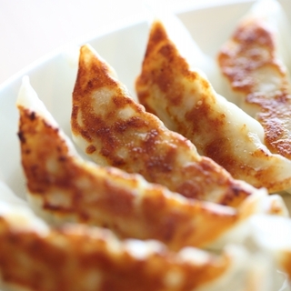 ほんのひと手間でグンと美味しく！《もちもち&パリパリ》皮から作る「絶品餃子」の作り方