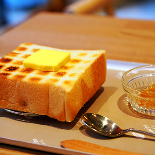 浅草・老舗ベーカリー『ペリカン』の“大人気パン”が味わえる!?モーニング&ランチ6選