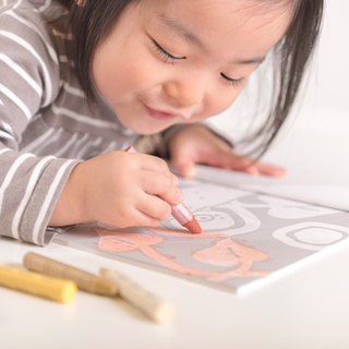 口にしても安全なクレヨンって知ってる？野菜からできた「おやさいクレヨン」の魅力