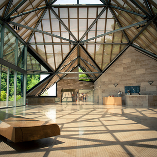 自然豊かな土地に佇む美しい美術館。民藝の器とおいしいご飯に出合う旅…in信楽