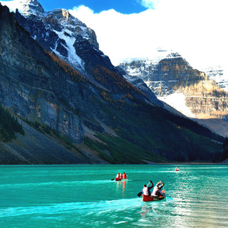 まるで絵葉書の世界に飛び込んだよう。エメラルド色の湖に大氷原を満喫できるカナディアンロッキーの魅力