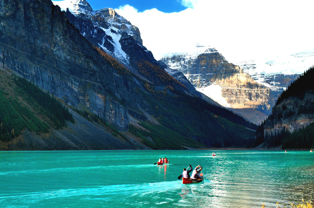 まるで絵葉書の世界に飛び込んだよう。エメラルド色の湖に大氷原を満喫