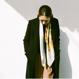 着こなしに華を添える“La(ラ)”の美しいスカーフたち