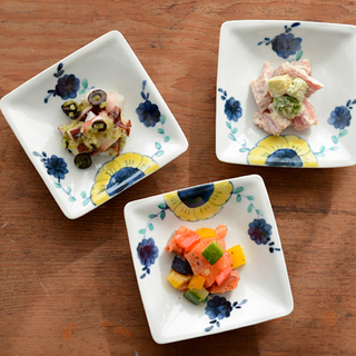 いつもの食卓が少し違って見えるよ。"角皿"をプラスするテーブルコーディネート集