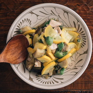 おうちで南国気分。"やちむん"の器で楽しむ、沖縄の食材と《ま～さん（おいしい）レシピ》