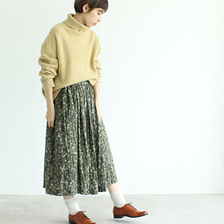 レトロ可愛い佇まい。“柄スカート”を可憐に着こなす3つの方法