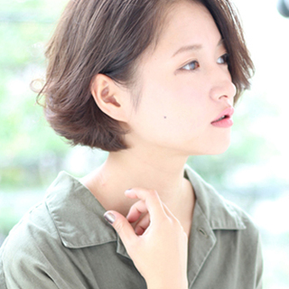 「ワンレングス×パーマ」で作るアンニュイ＆ナチュラルな大人のヘアスタイル