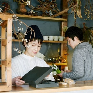 vol.78 cotito ハナトオカシト・前山真吾さん・由佳さん
「花」の新たな魅力と出会う店