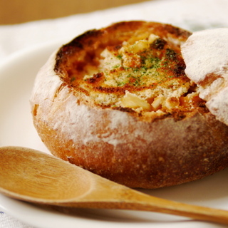 丸ごと器にもできちゃう♪まだ寒い日にふうふう食べたい、こんがり“パングラタン”レシピ集