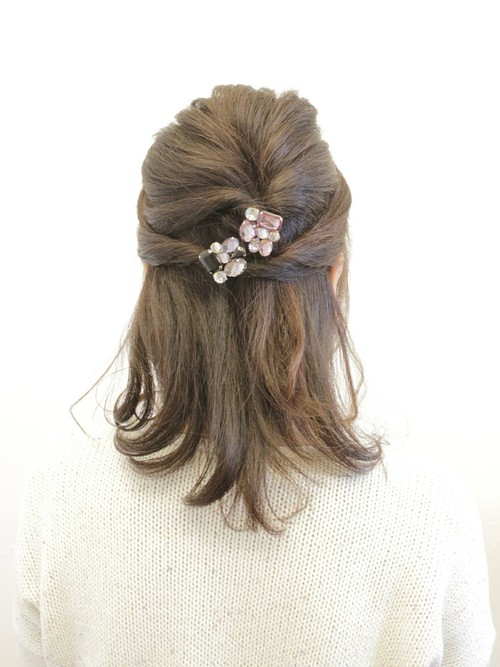 簡単かわいいまとめ髪 くるりんぱ を使った素敵なヘアアレンジ キナリノ