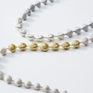 オケージョンシーンにも◎。糸でできた刺繍アクセサリー「000（トリプル・オゥ）」