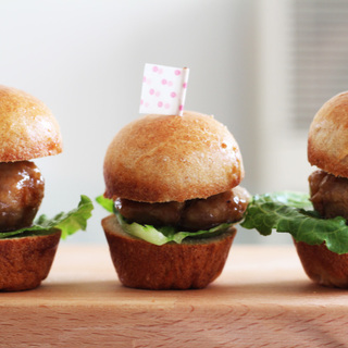 ミニサイズのハンバーガー♪ホームパーティーやピクニックに「スライダー」の作り方