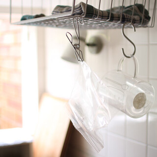 キッチン、洗面台、クローゼットまで。ササッと出し入れできる「S字フック」で賢く収納◎