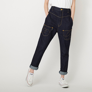 シンプルだけがベーシックじゃない。おしゃれな大人の個性派ボトム『うしろまえデニム』