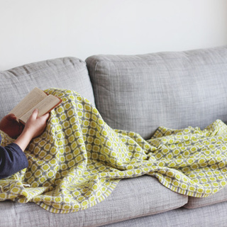春のうたたねのお供に･･･軽やかなブランケットで過ごすおうち時間