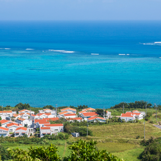 青い海と青い空に包まれて。まるで異国のような南国リゾート「小浜島」を旅してみませんか？