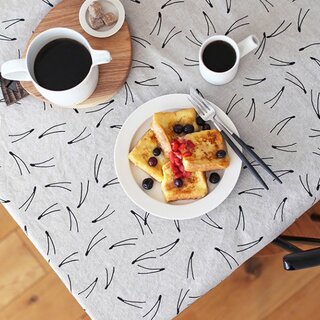 カーテンにも、テーブルクロスにも…。実は、これ全部「一枚の布」でした！