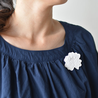 シンプルな装いに、ひとさじの個性を。【ブローチ】が楽しい季節です＊