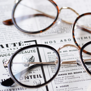 パリジェンヌ...ならぬパリジャン気分。【チェックパンツ×丸めがね】で作るフレンチスタイル