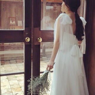 “らしさ”があふれる結婚式を。「ウェディングドレス&お呼ばれドレス」それぞれの選び方