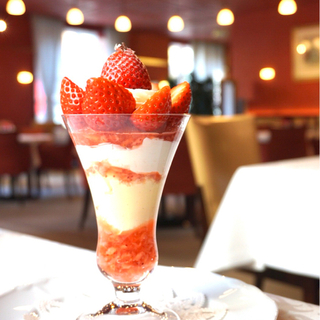 東京老舗フルーツパーラーの「レトロで粋なフルーツパフェ」巡り ♪