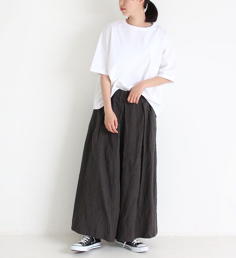 白×黒》をさらりと着こなす。ナチュラルさんの春夏「モノトーンコーデ 