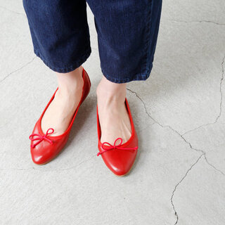 キレイめスタイルにも◎楽なのに女性らしい「フラットシューズ」でつくる大人の足元