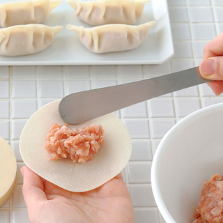 おうちで手作りが一番。餃子作りにお役立ちなキッチン道具あれこれ＜焼き方・包み方ガイド付き＞