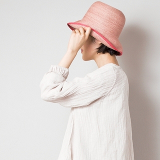 日差しが気になる季節のマストアイテム。「ペーパーハット」は夏のおしゃれの強い味方