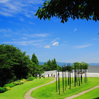 花咲き誇る庭園で、アートと食に満たされる。「静岡・クレマチスの丘」で大人の休日を