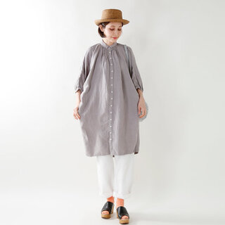 ふんわりボリュームが女性らしい。「ギャザートップス」でつくる大人のサマースタイル