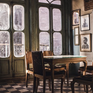 まるでヨーロッパ映画の世界。ヴィンテージな部屋にする「5つのヒント」