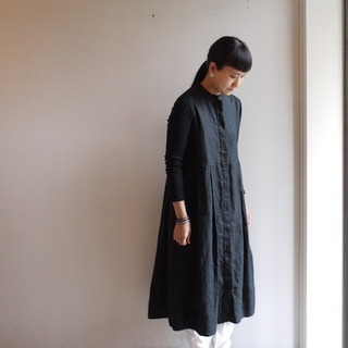 程よいゆるさで着こなそう《ワンピース×パンツ》大人リラックスなレイヤードスタイル