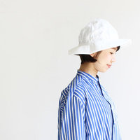 夏の日差しに映える 白い帽子 爽やかなアクセントを添える大人のサマーハットコーデ キナリノ