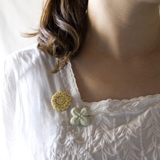 夏のシンプルコーデ・帽子・カバンのアクセントに。素敵な「ブローチ」カタログ