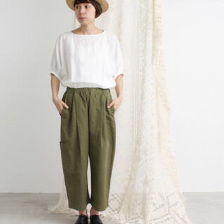 ちょっぴりガーリーな気分の日に。「白ブラウス」で涼しげな大人フェミニンコーデを楽しむ