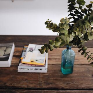 海外インテリアに学ぶ！自然体なのにモダンにきまる「一輪挿し」のコーディネートレッスン