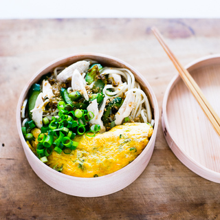 一年中おいしい♪相性の良い具やおかずと合わせて、毎日飽きない“温&冷そうめん”レシピ集