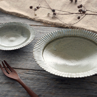 和も洋もやさしく受けとめる。暮らしに馴染む「鎬（しのぎ）の器」を迎えよう