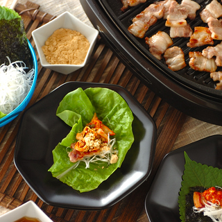 サンチュでくるんでヘルシーに！韓国の肉料理「サムギョプサル」でにぎやかパーティー♪