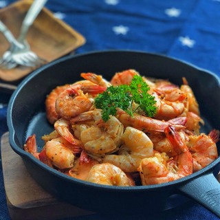 香ばしさがたまらない!ハワイの人気名物グルメ「ガーリックシュリンプ」の魅惑レシピ