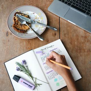 ひと口食べて効率アップ。上手に取り入れたい "仕事中" のお菓子とマナー