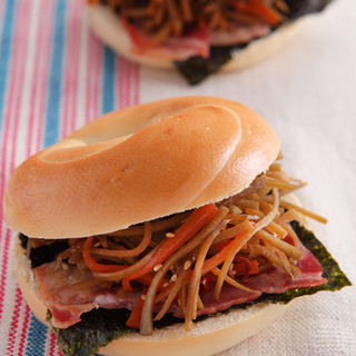 ごはんのお供はパンにも◎明日の『朝ごパン』はコレに決まり♪おかずサンドイッチ【14選】