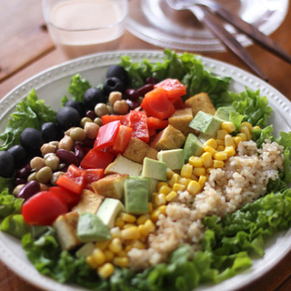 栄養たっぷり、カラフル野菜の花畑♪人気「コブサラダ」の作り方＆彩りレシピ集