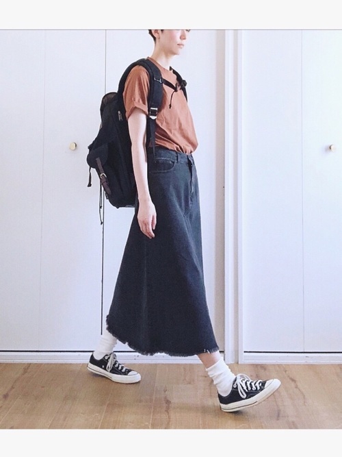 白tの次は何色にする 何枚でも欲しい 無地tシャツ の色別着こなし集 キナリノ